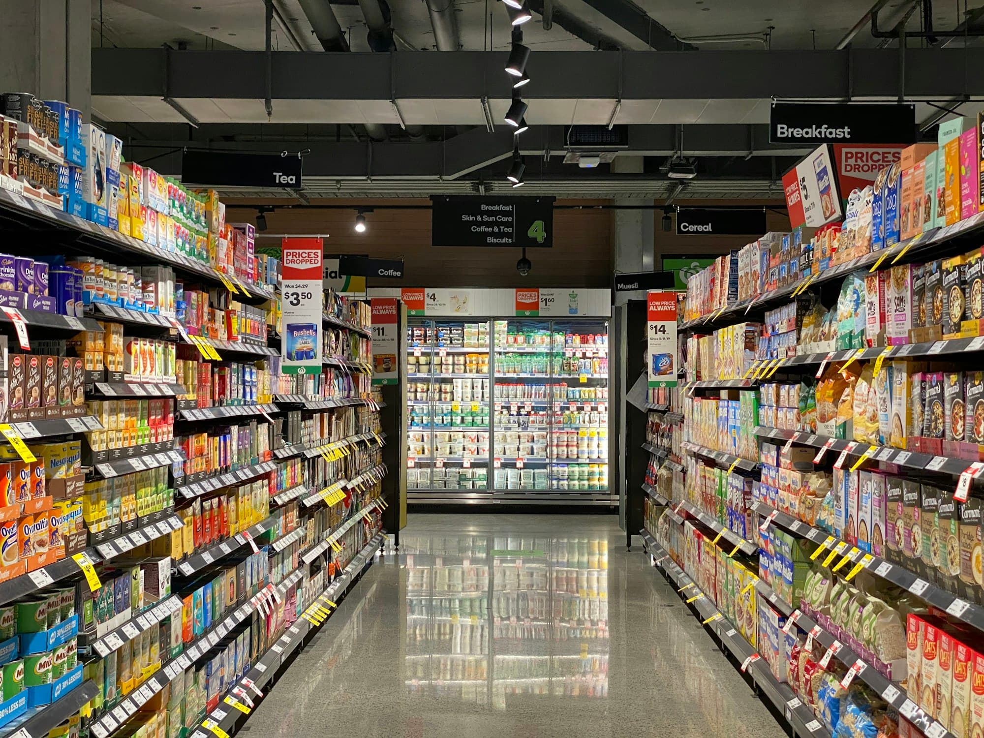 Corredores e produtos de um supermercado, um dos ambientes do varejo atendido pela representação comercial