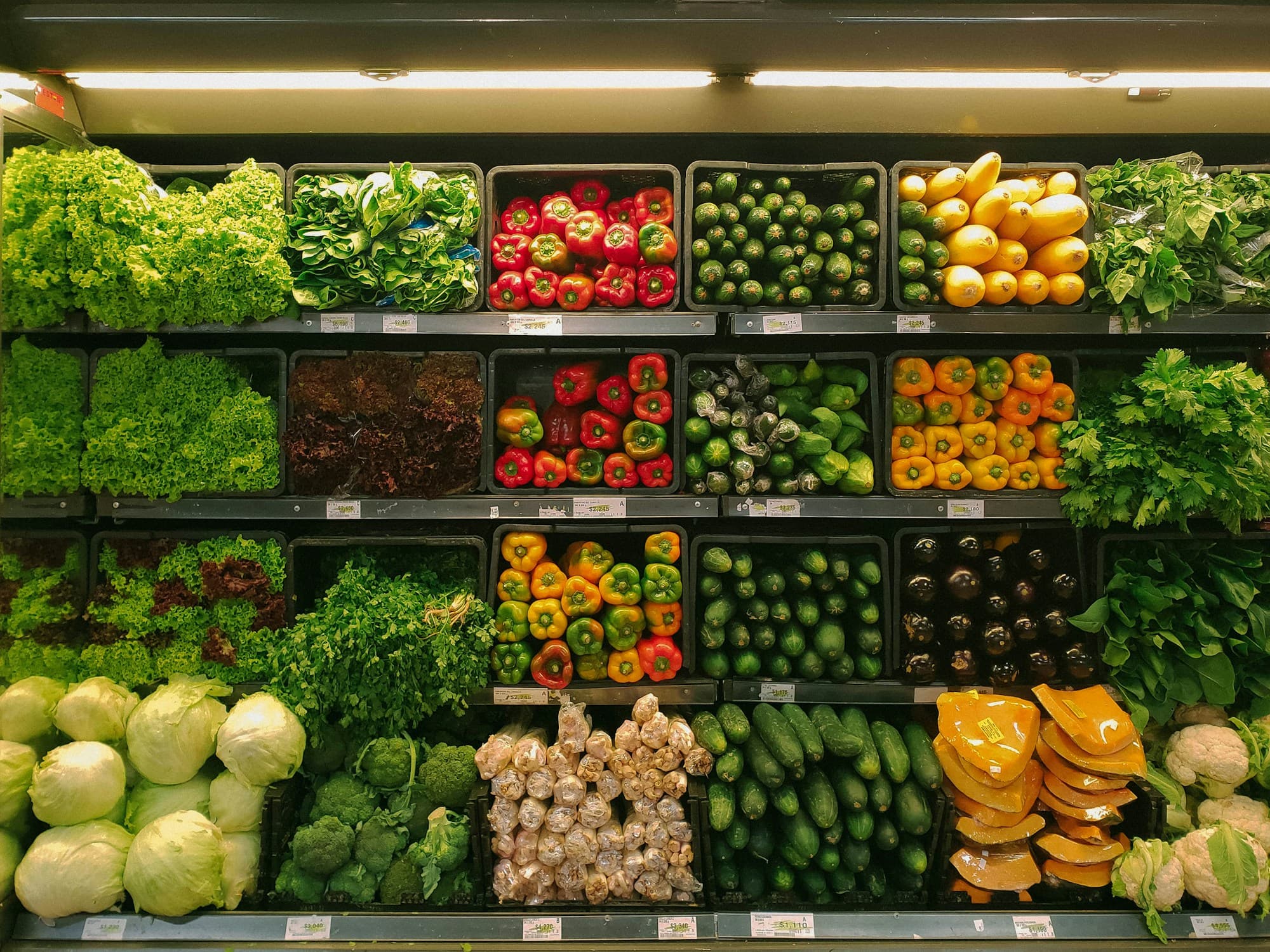 Exposição de alimentos frescos em um supermercado, imagem ilustrativa do varejo